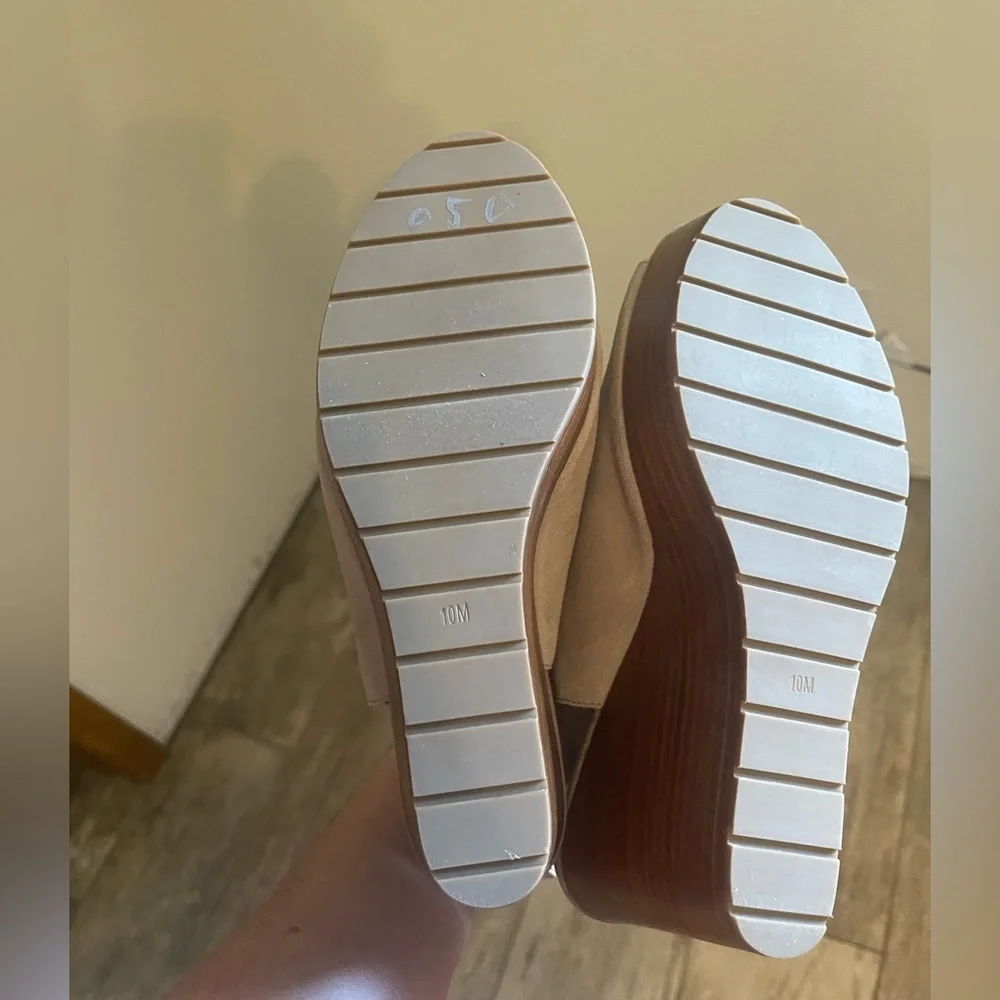 Kenneth Cole Women’s 10M Octavia Ankle Wedge Beige Suede Leather Peep Toe - Picture 5 of 9